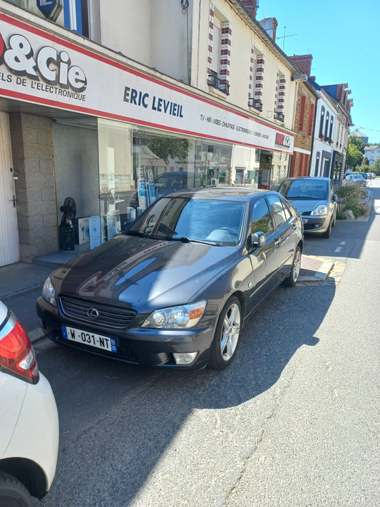 (VENDU) Lexus - IS 200